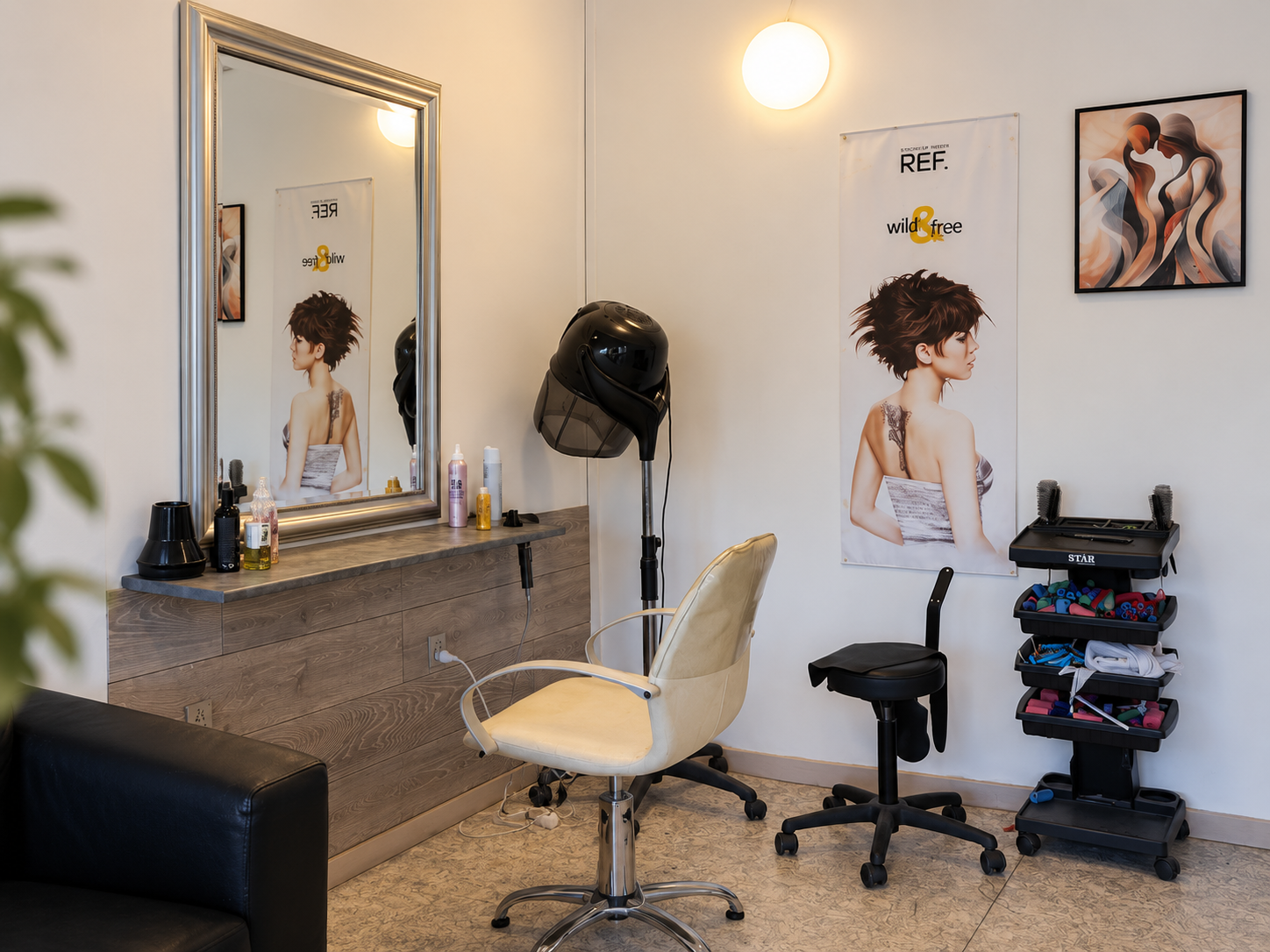 Frisørstol og spejl i Salon Sharon